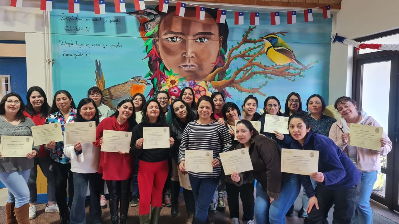 Funcionarias y Apoderadas de la escuela "Adela García" de Curanué, Quellón